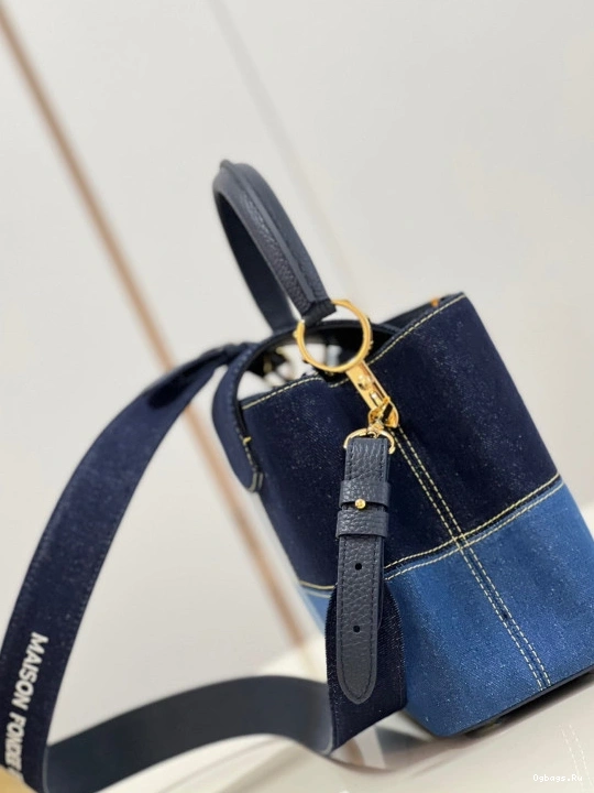 MM LOUIS VUITTON CAPUCINES 0123